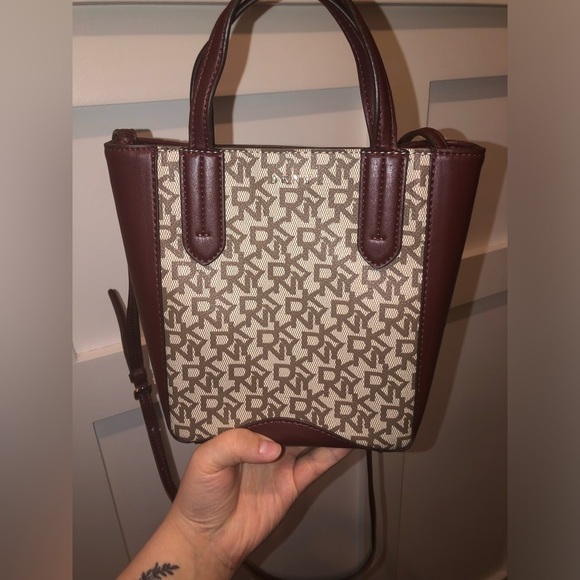 ✨2 for $25✨ DKNY Luda Signature Small Tote Purse! - Picture 1 of 5